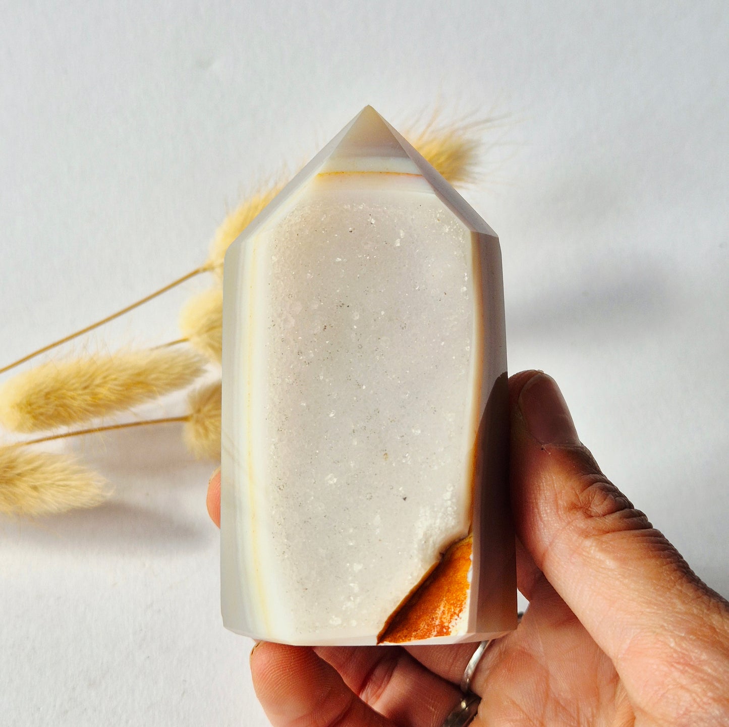 Druzy Grauer Achat - Tropfenförmiger stehender Edelsteinkristall - Nr. 12. 86 Gramm