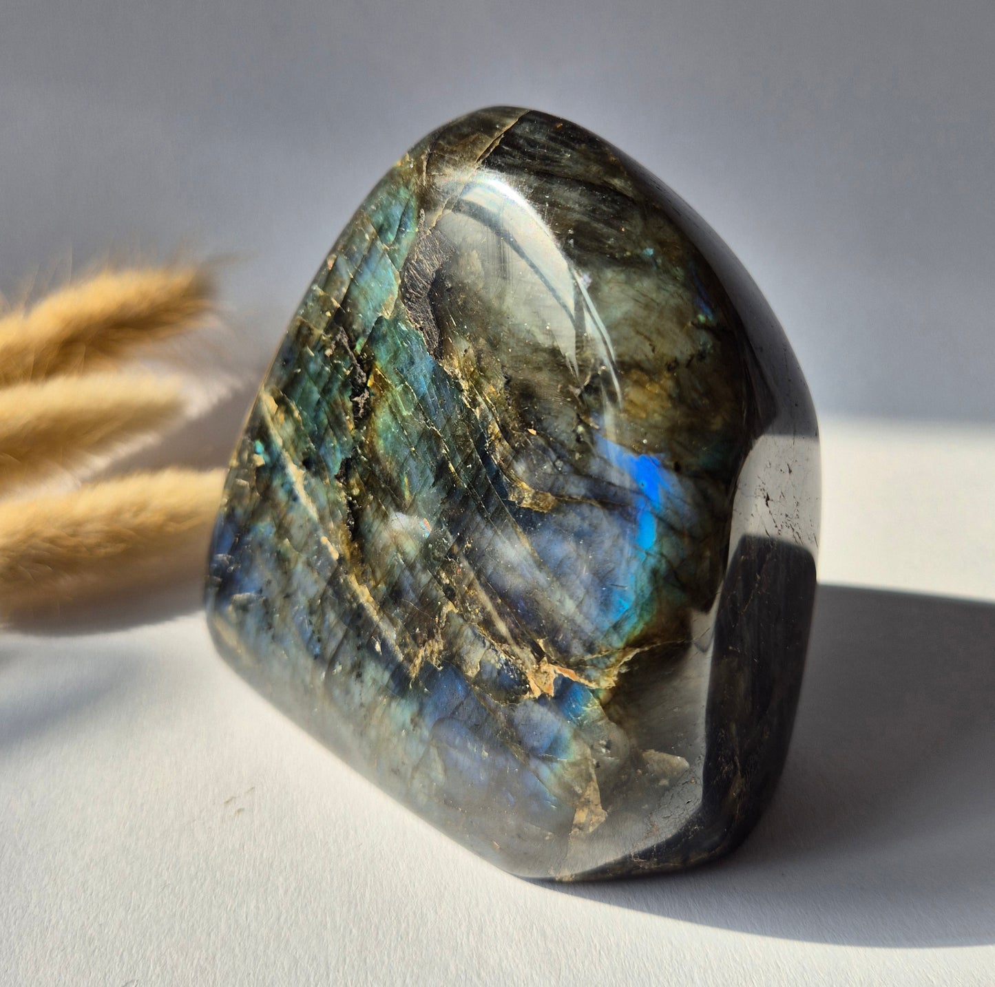 Gemstone Purple Labradorite Heart Palm Stone – Intuition, Protection & Mystical Power