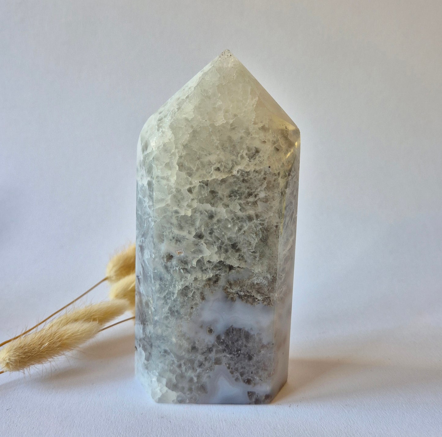 Druzy Grauer Achat - Tropfenförmiger stehender Edelsteinkristall - Nr. 12. 86 Gramm