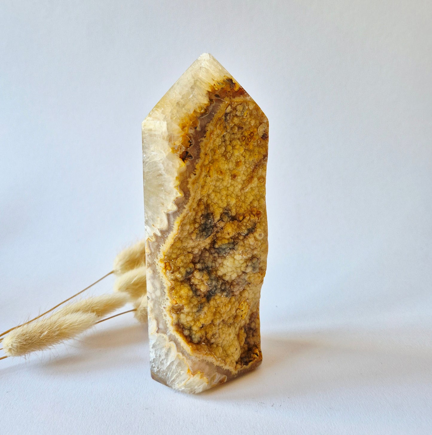 Druzy Grauer Achat - Tropfenförmiger stehender Edelsteinkristall - Nr. 12. 86 Gramm