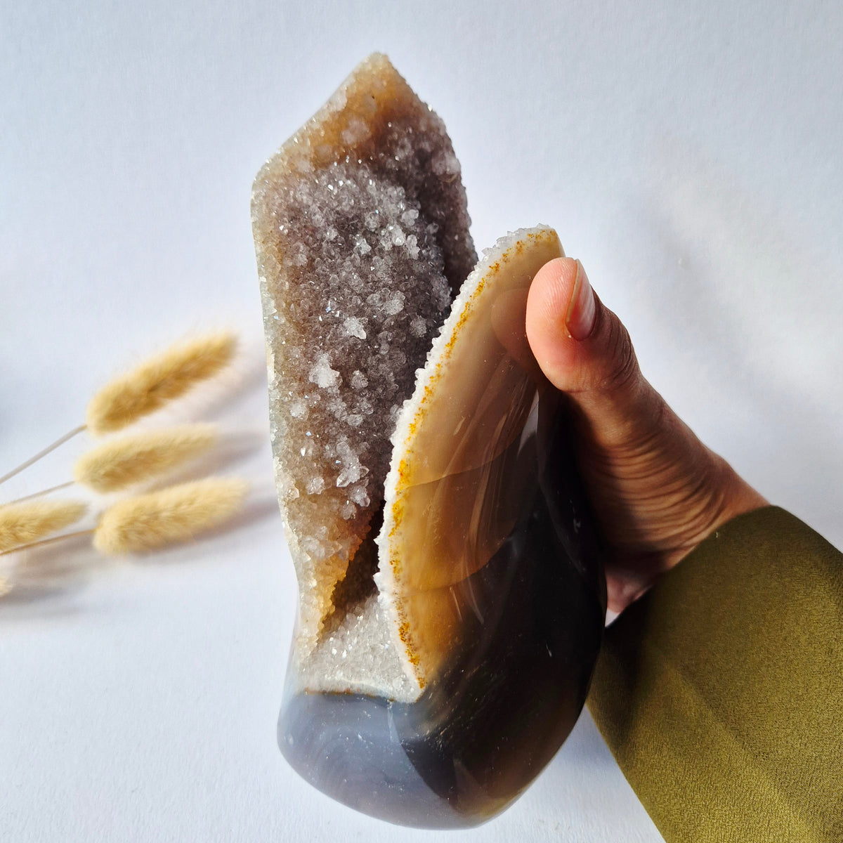 Druzy Grauer Achat - Tropfenförmiger stehender Edelsteinkristall - Nr. 12. 86 Gramm