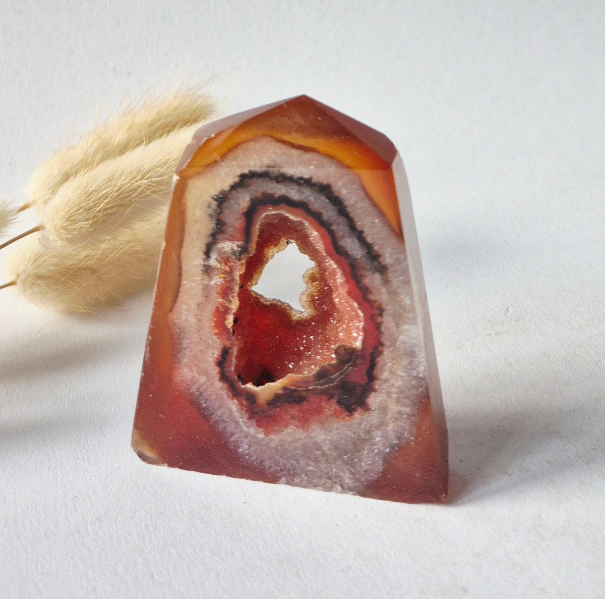 Carneool Agaat Platte Toren met Druzy – 74g