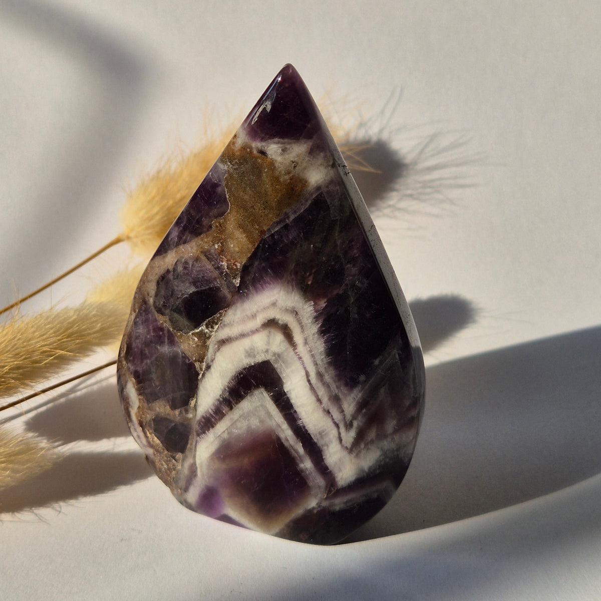 Traum-Amethyst – stehender Edelsteinkristall in Tropfenform – 173 Gramm