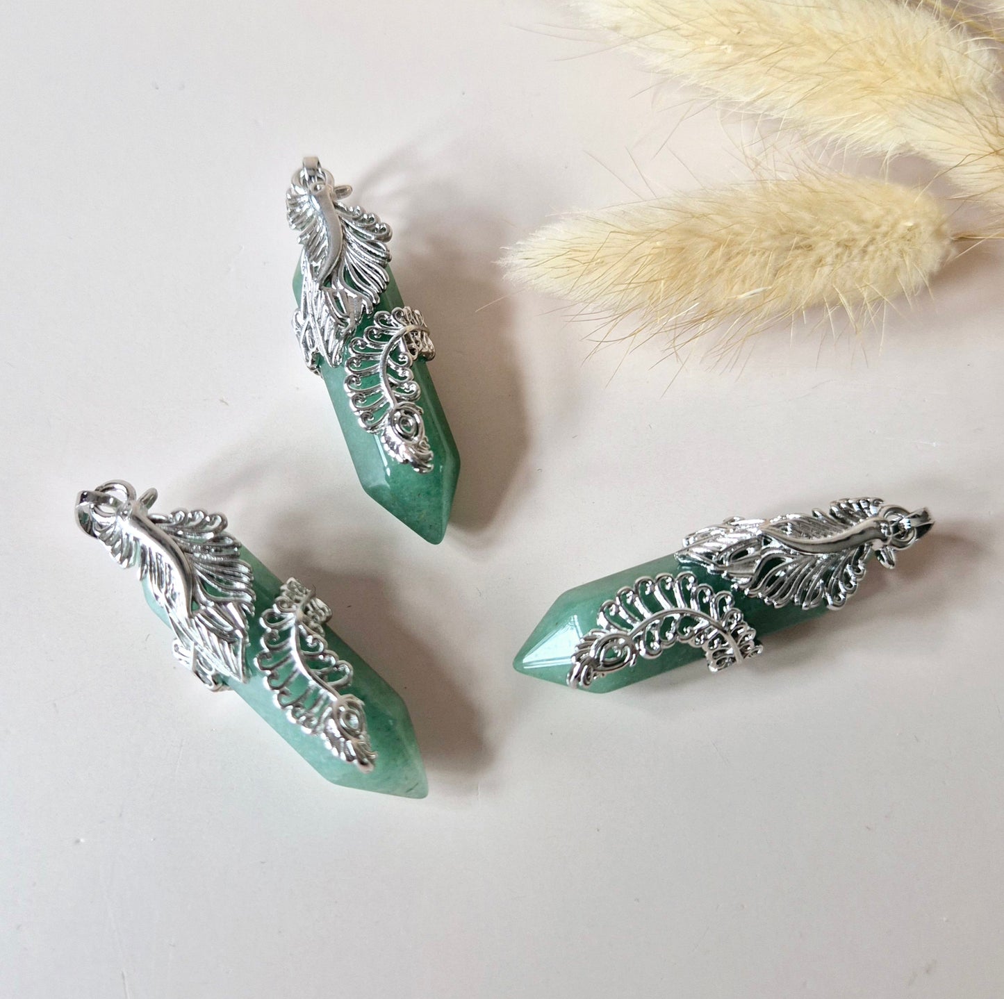 Groene aventurijn hanger 4,5 cm met sierlijke houder – geluk en balans