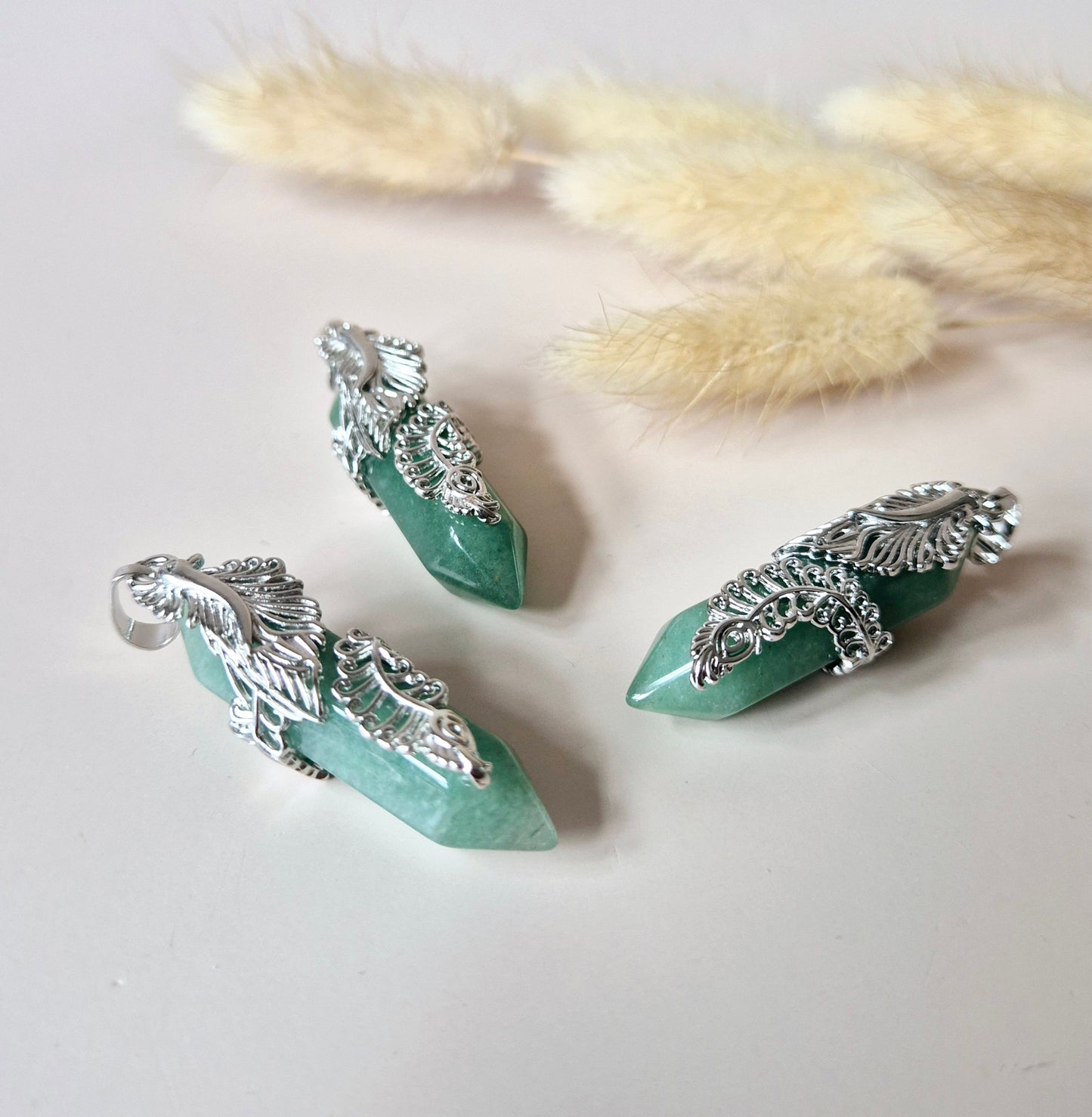 Groene aventurijn hanger 4,5 cm met sierlijke houder – geluk en balans