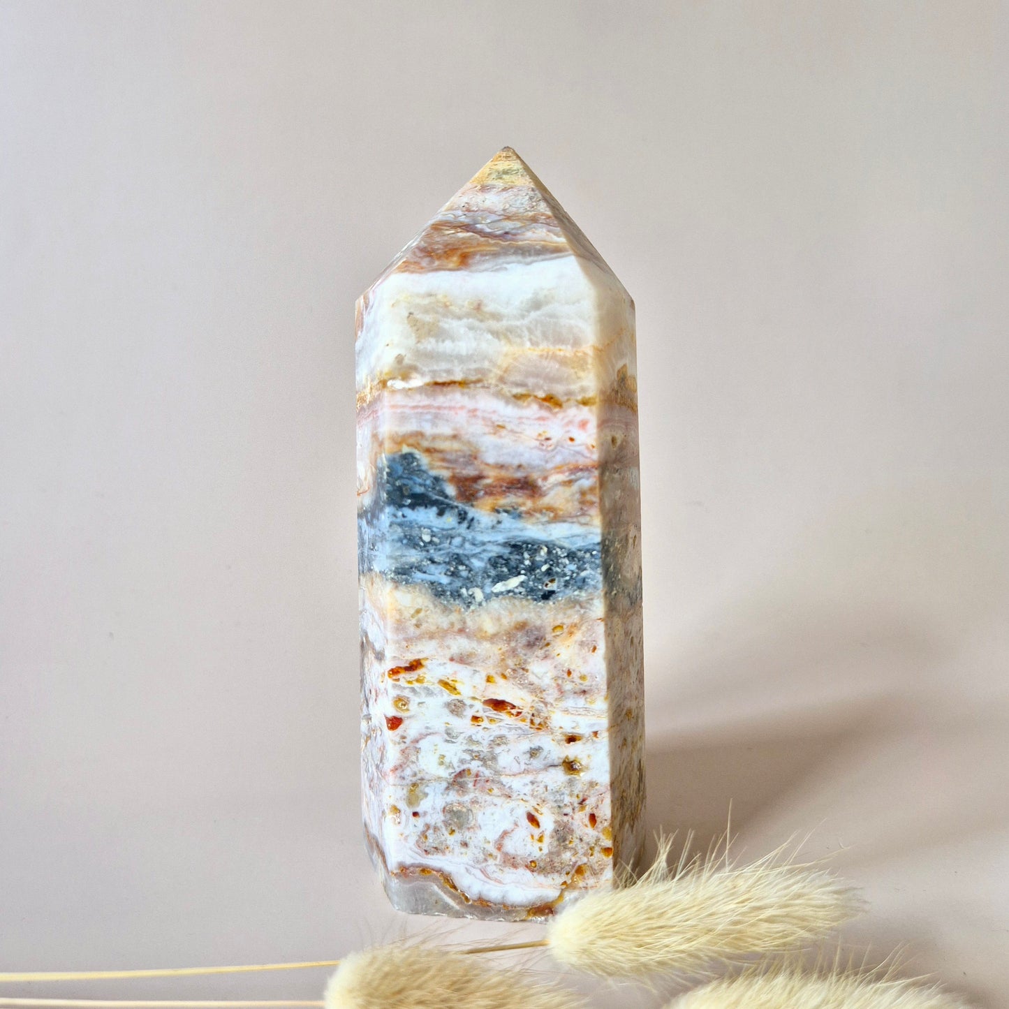 Grote Crazy Agate toren van 1kg met levendige patronen in beige, bruin en roodtinten – spirituele edelsteen voor balans en aarding.