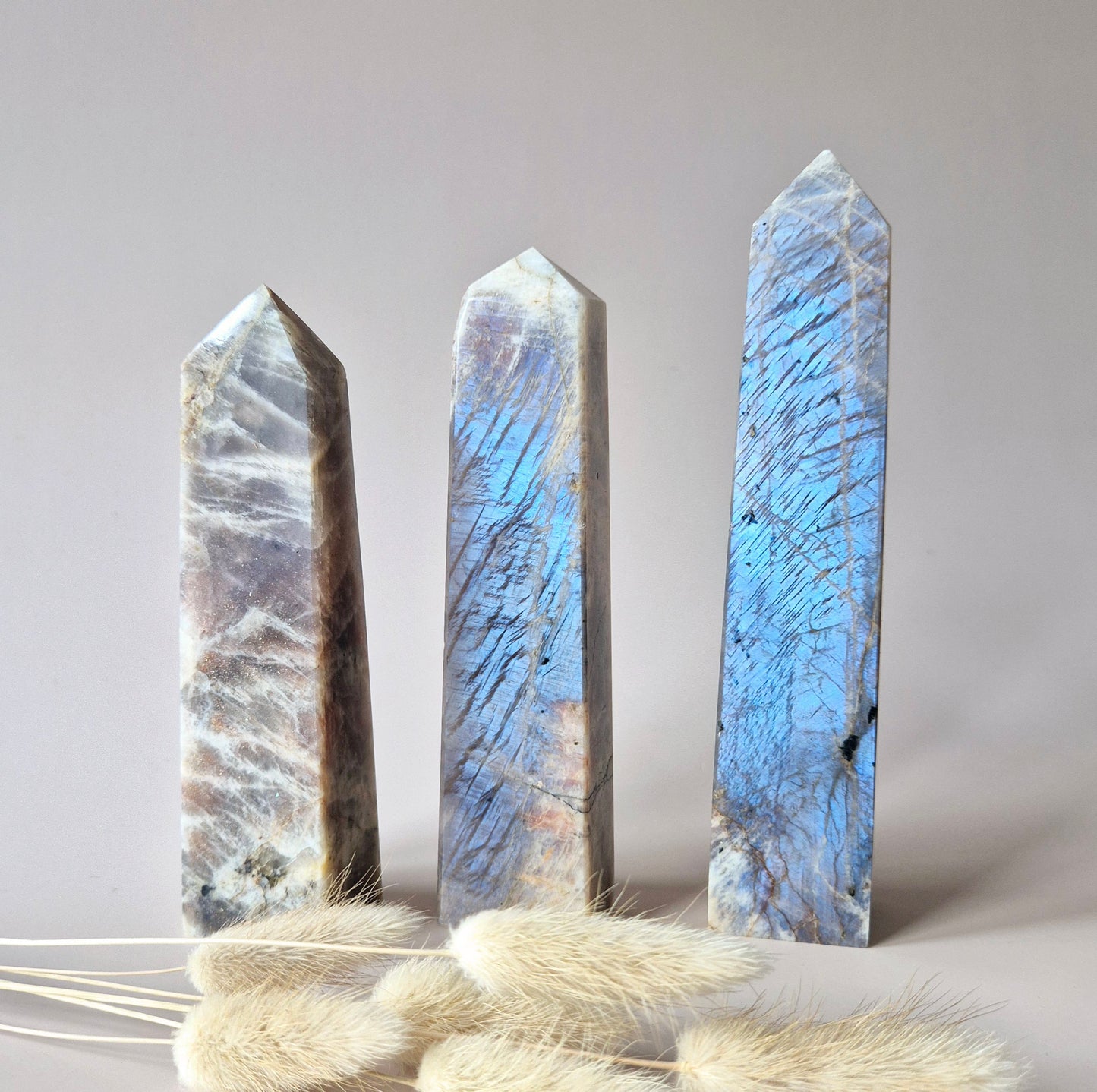 "Grote maansteen obelisk toren met blauwe flash – 15 cm hoog"