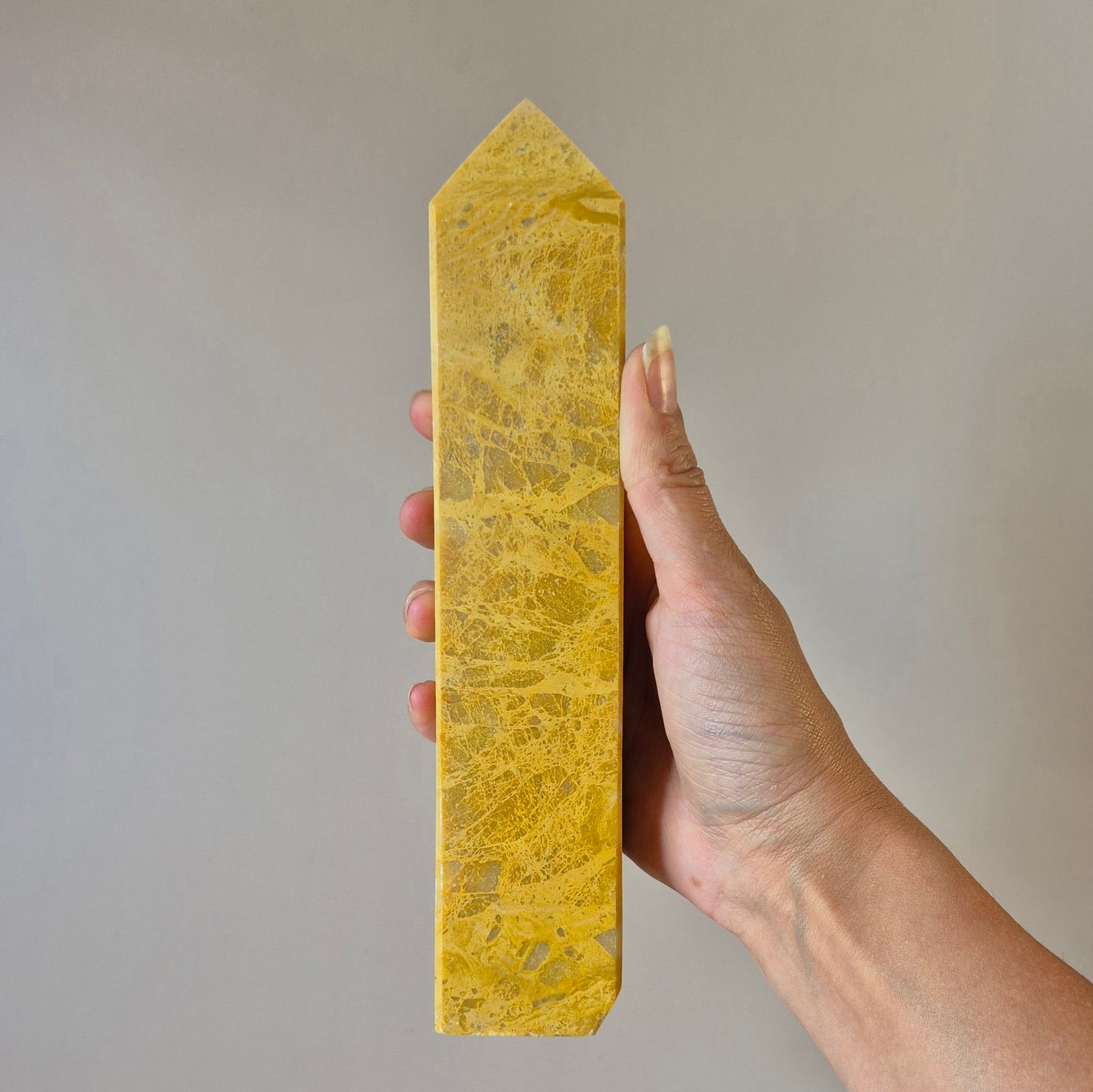 Ontdek de krachtige energie van Gele Jaspis met deze toren van 21 cm en 800 gram. Ideaal voor focus, bescherming en innerlijke kracht. Direct leverbaar bij Moonlight Gemstones.