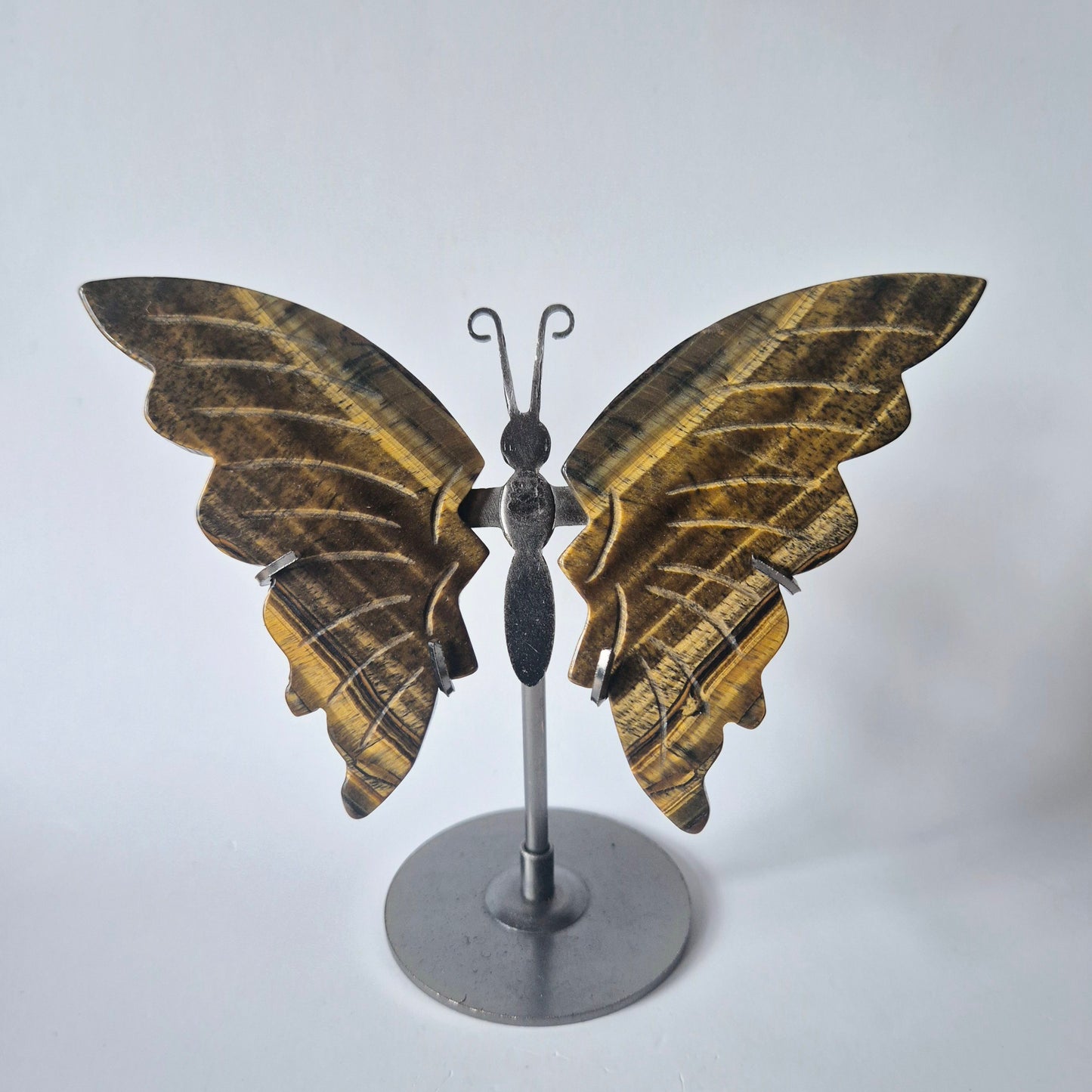 Unieke Tijgeroog vlinder (12–14 cm) op metalen standaard. Handgesneden sculptuur vol kracht, bescherming & transformatie. Perfect als spiritueel cadeau.
