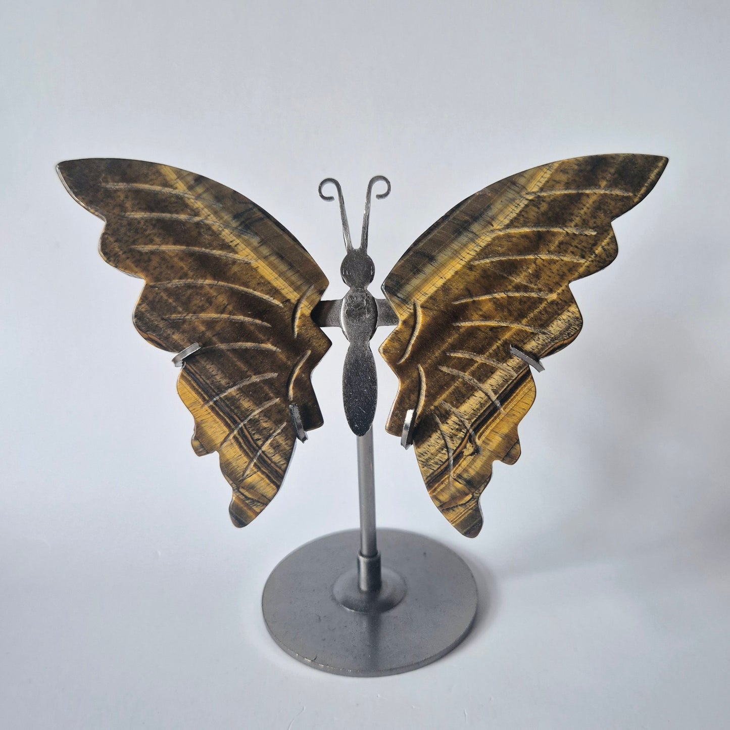 Unieke Tijgeroog vlinder (12–14 cm) op metalen standaard. Handgesneden sculptuur vol kracht, bescherming & transformatie. Perfect als spiritueel cadeau.