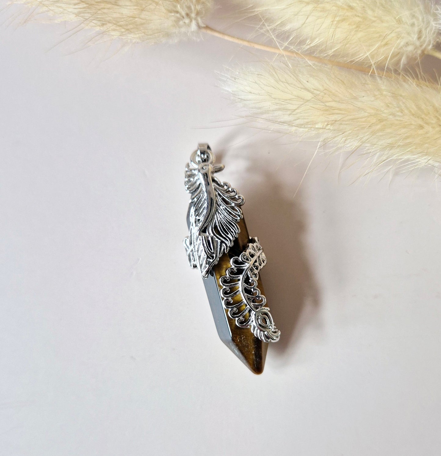 Tijgeroog hanger 4,5 cm met sierlijke houder – goudbruine beschermende edelsteen