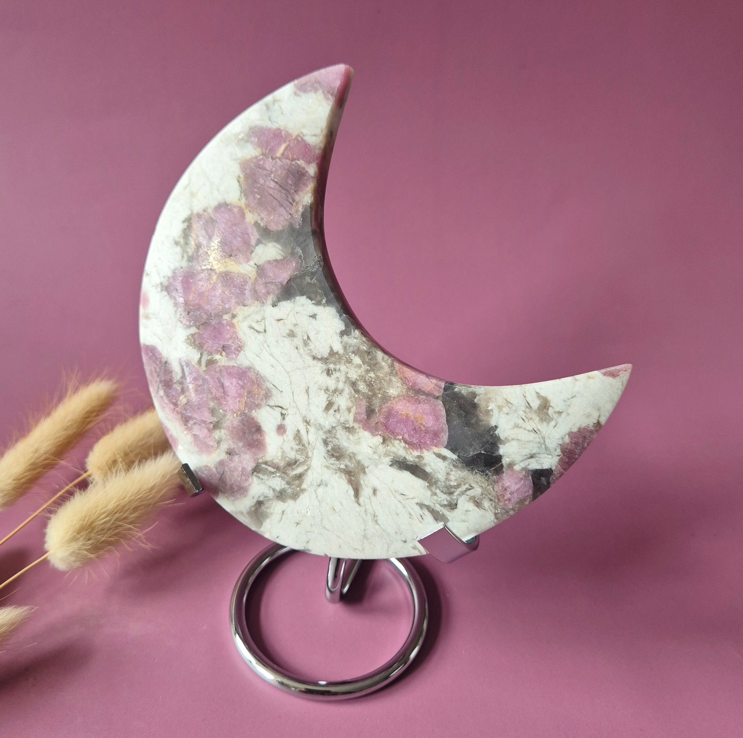 plum tourmaline maan, plum tourmaline in kwarts, tourmaline moon on stand, roze paarse toermalijn maan, edelsteen maan decoratie, spirituele maan edelsteen, heart chakra crystal decor, gemstone moon wholesale, witchy crystal decor