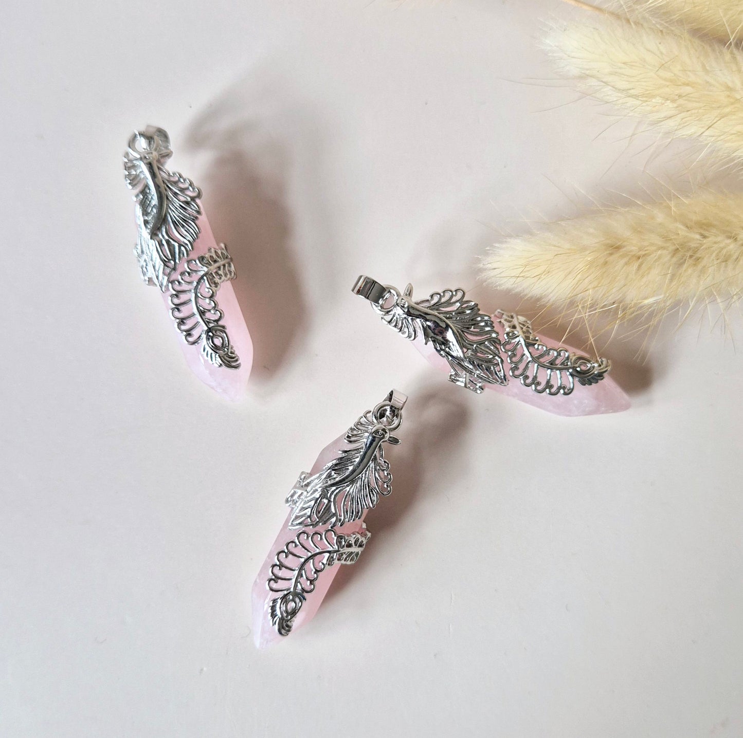 Rozenkwarts hanger met zilverkleurige houder – 4,5 cm – liefdevolle roze edelsteen
