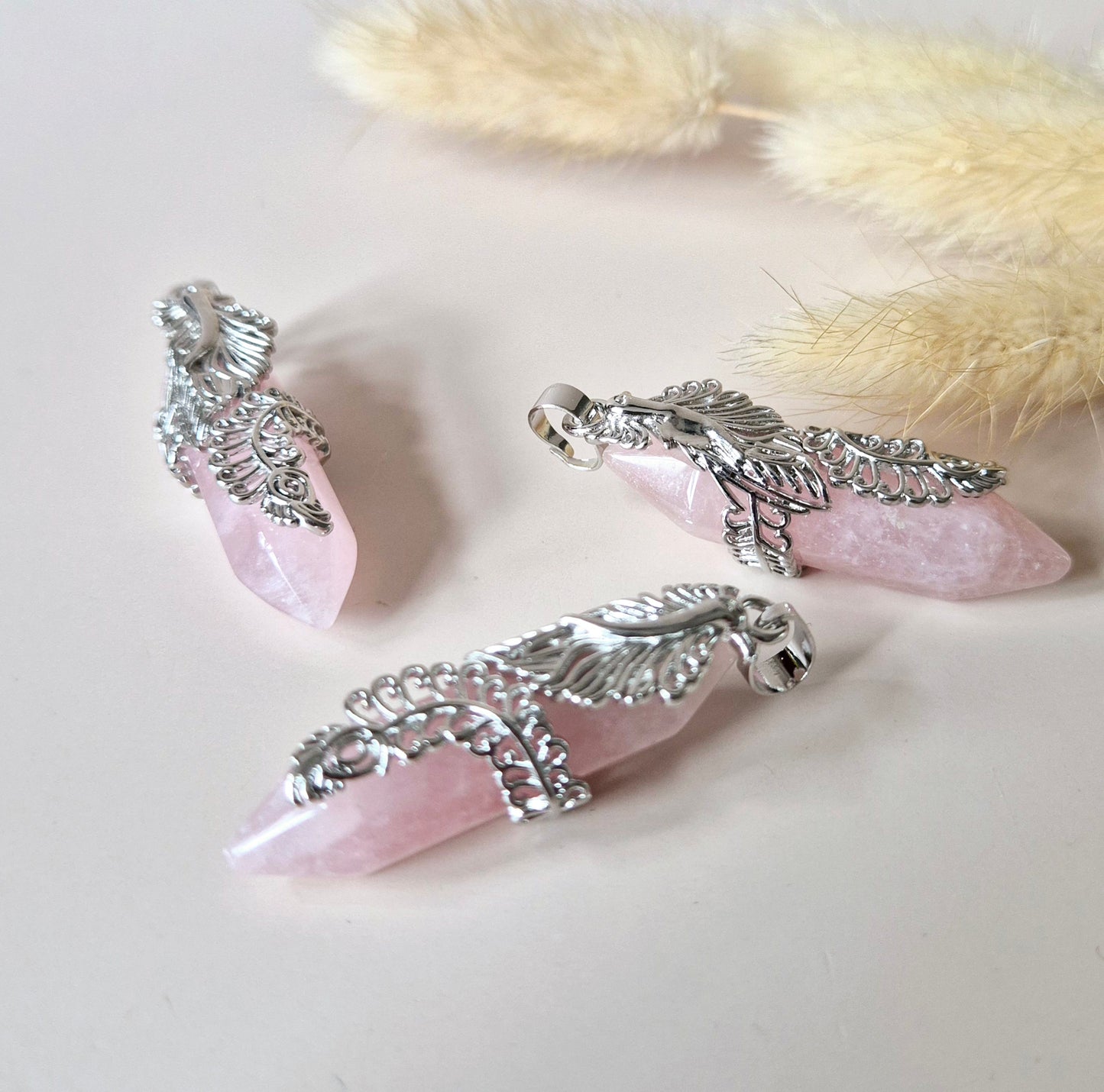 Rozenkwarts hanger met zilverkleurige houder – 4,5 cm – liefdevolle roze edelsteen