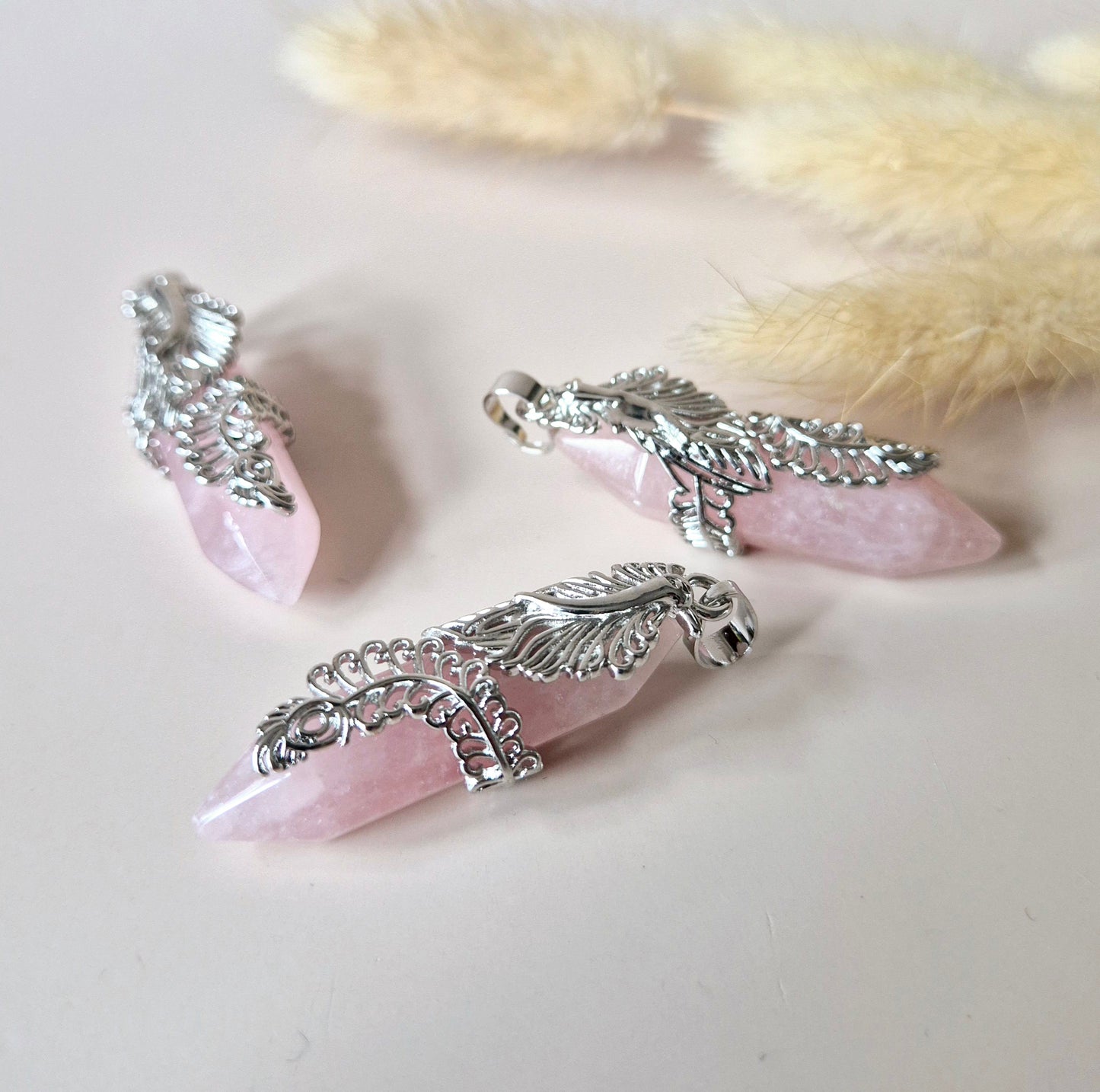Rozenkwarts hanger met zilverkleurige houder – 4,5 cm – liefdevolle roze edelsteen