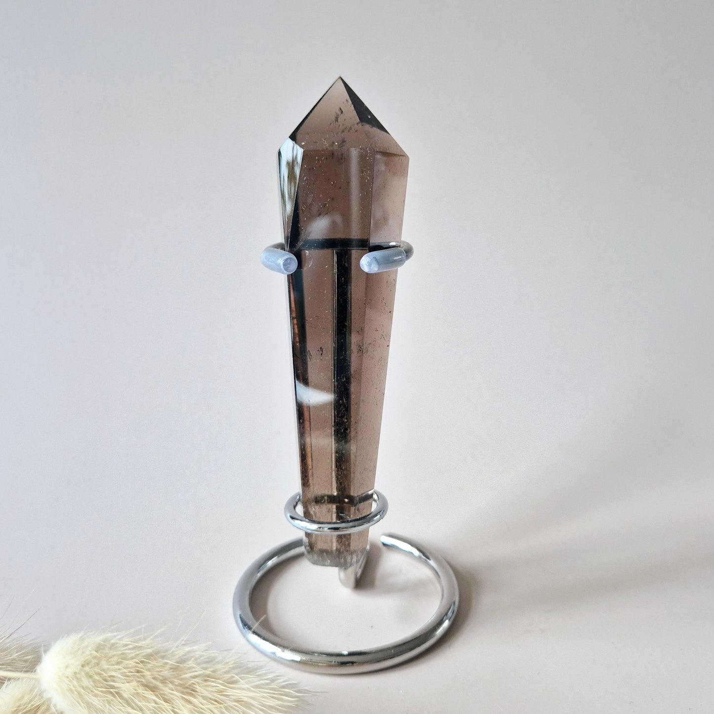 rookkwarts scepter, smokey quartz wand, scepter op standaard, beschermende edelstenen, aardende kristallen, rookkwarts kopen, spirituele scepter