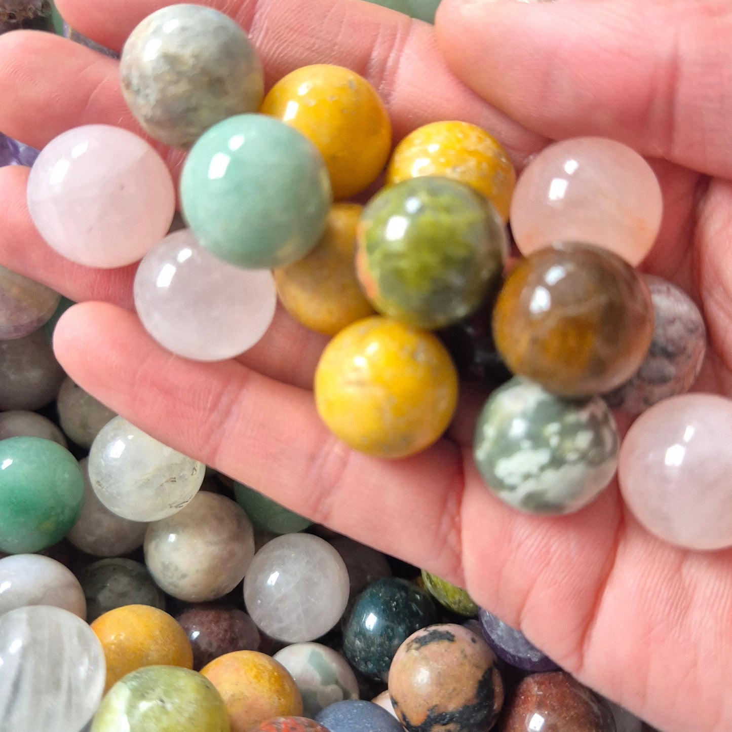 Mini Edelsteen Bollen (1–2 cm) – Ideaal voor Crystal Confetti (willekeurig gekozen)