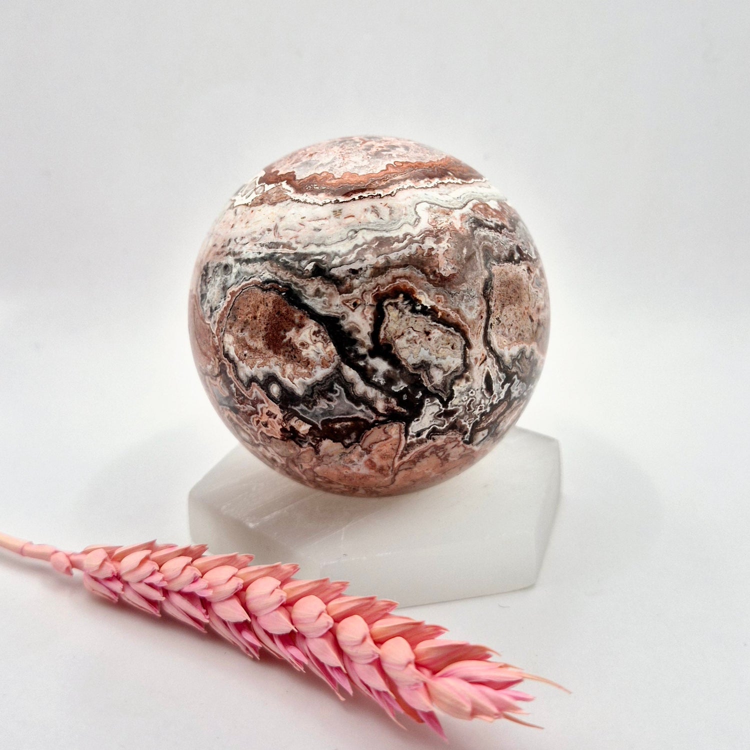 De Spheres-collectie bestaat uit prachtige kristallen bollen die symbool staan voor oneindige energie en balans.