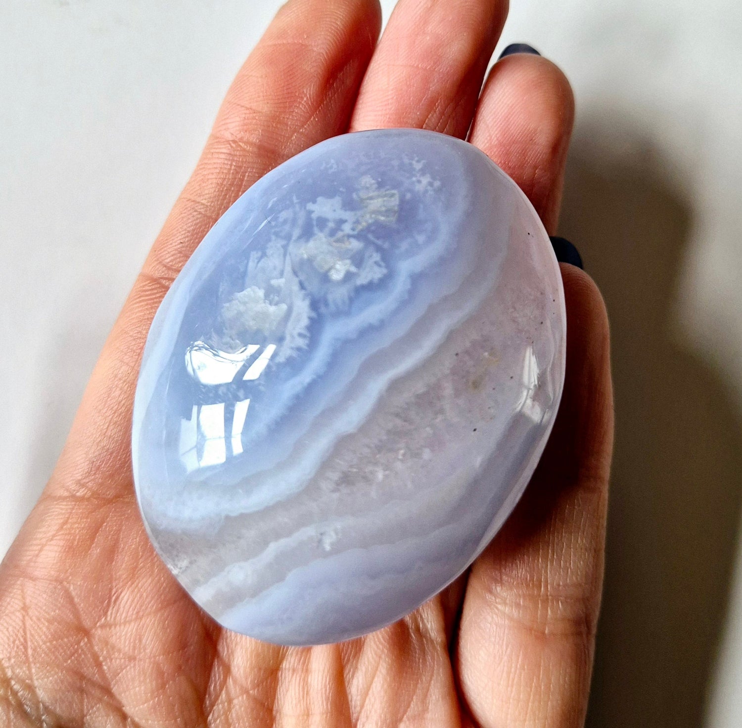 Onze Palm Stones, ofwel Handstenen zijn gladde, handzame kristallen, perfect voor meditatie, stressverlichting of als zaksteen. Geniet van hun rustgevende energie waar je ook bent.