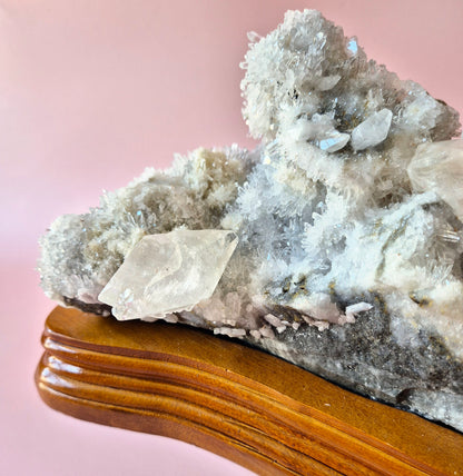 Gemstone (Druzy) Agate Disc on Stand (11–14 cm) – #19 Grounding, Balance &amp; Natural Beauty
