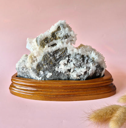 Gemstone (Druzy) Agate Disc on Stand (11–14 cm) – #19 Grounding, Balance &amp; Natural Beauty