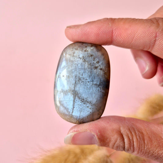 Edelsteen Worry Stone Flashy Black Moonstone Palmsteen – Maat S & M | Intuïtie & Nieuwe Maan Energie