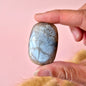 Edelsteen Worry Stone Flashy Black Moonstone Palmsteen – Maat S & M | Intuïtie & Nieuwe Maan Energie