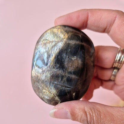 Edelsteen Worry Stone Flashy Black Moonstone Palmsteen – Maat S & M | Intuïtie & Nieuwe Maan Energie