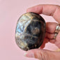 Edelsteen Worry Stone Flashy Black Moonstone Palmsteen – Maat S & M | Intuïtie & Nieuwe Maan Energie