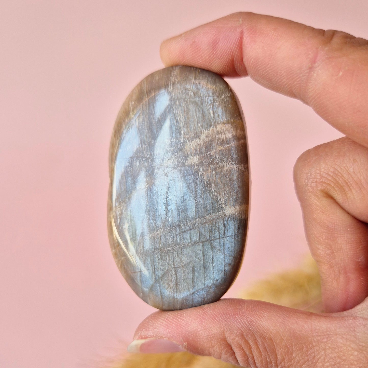Edelsteen Worry Stone Flashy Black Moonstone Palmsteen – Maat S & M | Intuïtie & Nieuwe Maan Energie