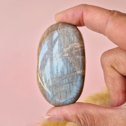 Edelsteen Worry Stone Flashy Black Moonstone Palmsteen – Maat S & M | Intuïtie & Nieuwe Maan Energie