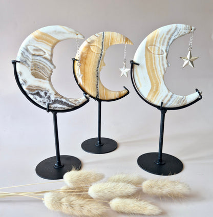 Gele calciet maan, opbeurend kristal, maansikkel decor, banded calciet carving, zonnevlechtchakra steen


