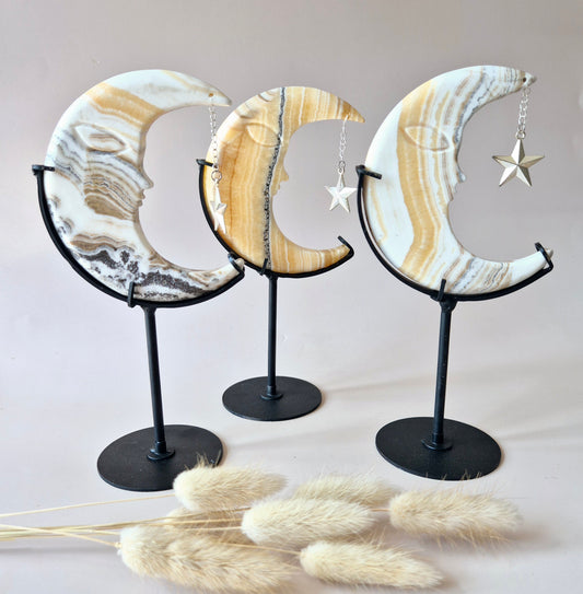Gele calciet maan, opbeurend kristal, maansikkel decor, banded calciet carving, zonnevlechtchakra steen

