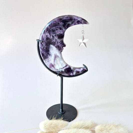 Dream Amethist Maan op Standaard – 10 cm #2- Edelsteen Gezicht Gravure Spiritueel Interieur