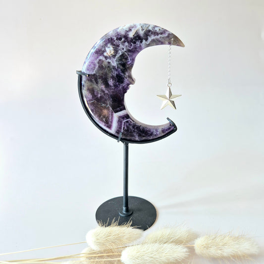Dream Amethist Maan op Standaard – 10 cm #3- Edelsteen Gezicht Gravure Spiritueel Interieur