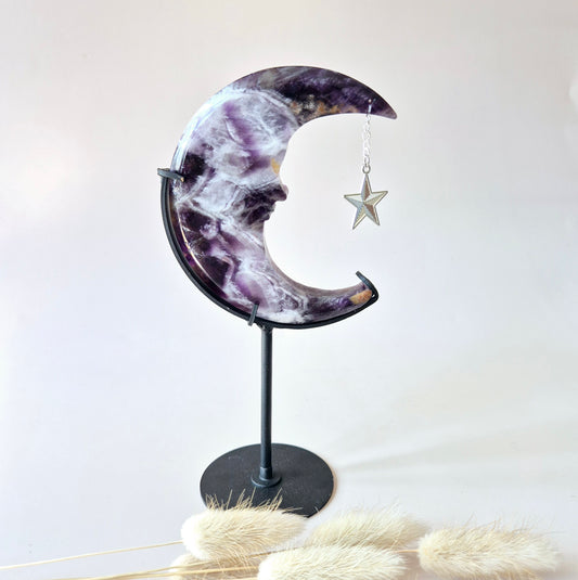 Dream Amethist Maan op Standaard – 10 cm #4- Edelsteen Gezicht Gravure Spiritueel Interieur