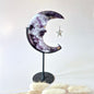 Dream Amethist Maan op Standaard – 10 cm #4- Edelsteen Gezicht Gravure Spiritueel Interieur