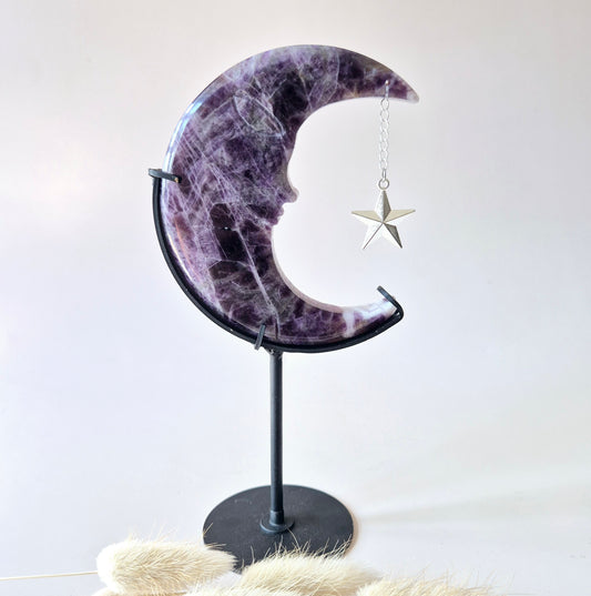 Dream Amethist Maan op Standaard – 10 cm #5- Edelsteen Gezicht Gravure Spiritueel Interieur