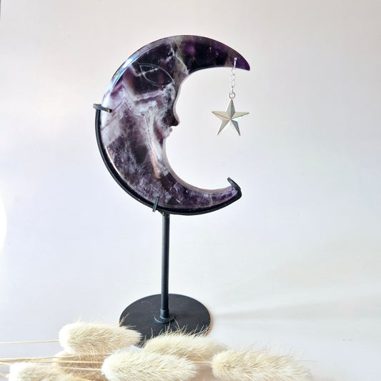 Dream Amethist Maan op Standaard – 10 cm #6- Edelsteen Gezicht Gravure Spiritueel Interieur