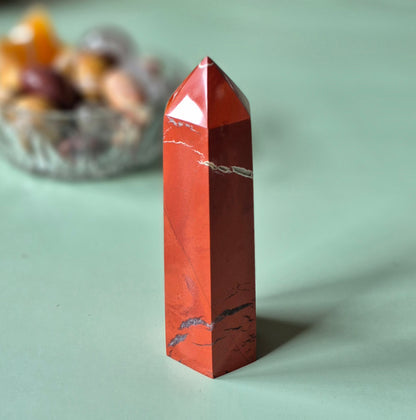 Handgefertigter Turm aus rotem Jaspis