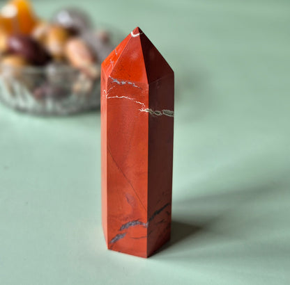 Handgefertigter Turm aus rotem Jaspis