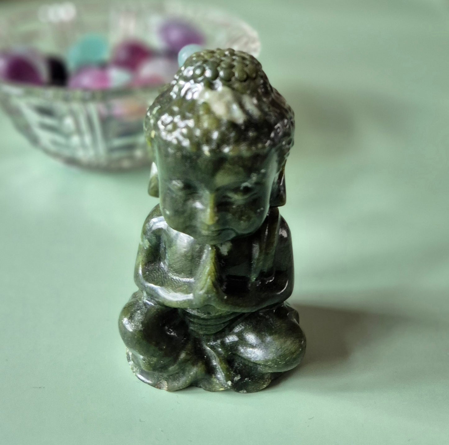 Nephrit-Jade-Buddha-Kristallschnitzerei 10cm