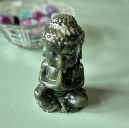 Nephrit-Jade-Buddha-Kristallschnitzerei 10cm