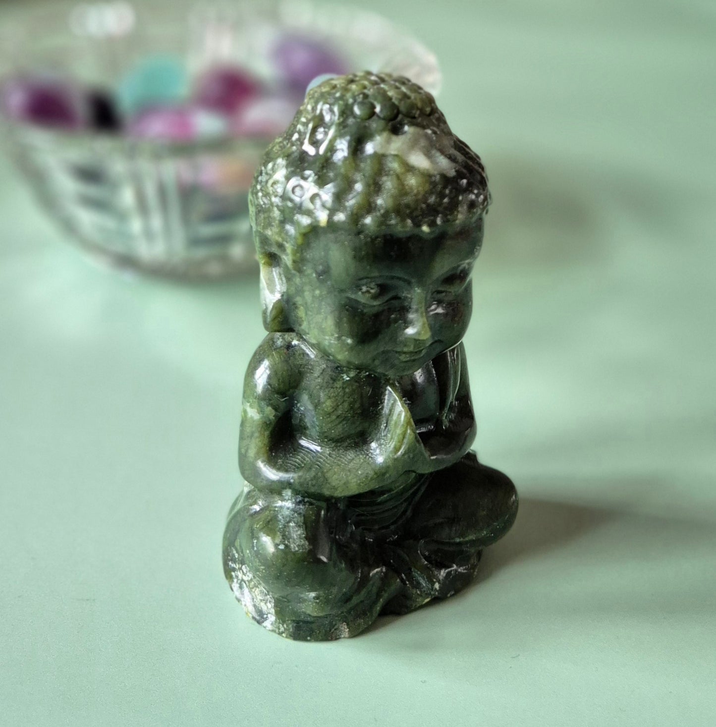 Nephrit-Jade-Buddha-Kristallschnitzerei 10cm