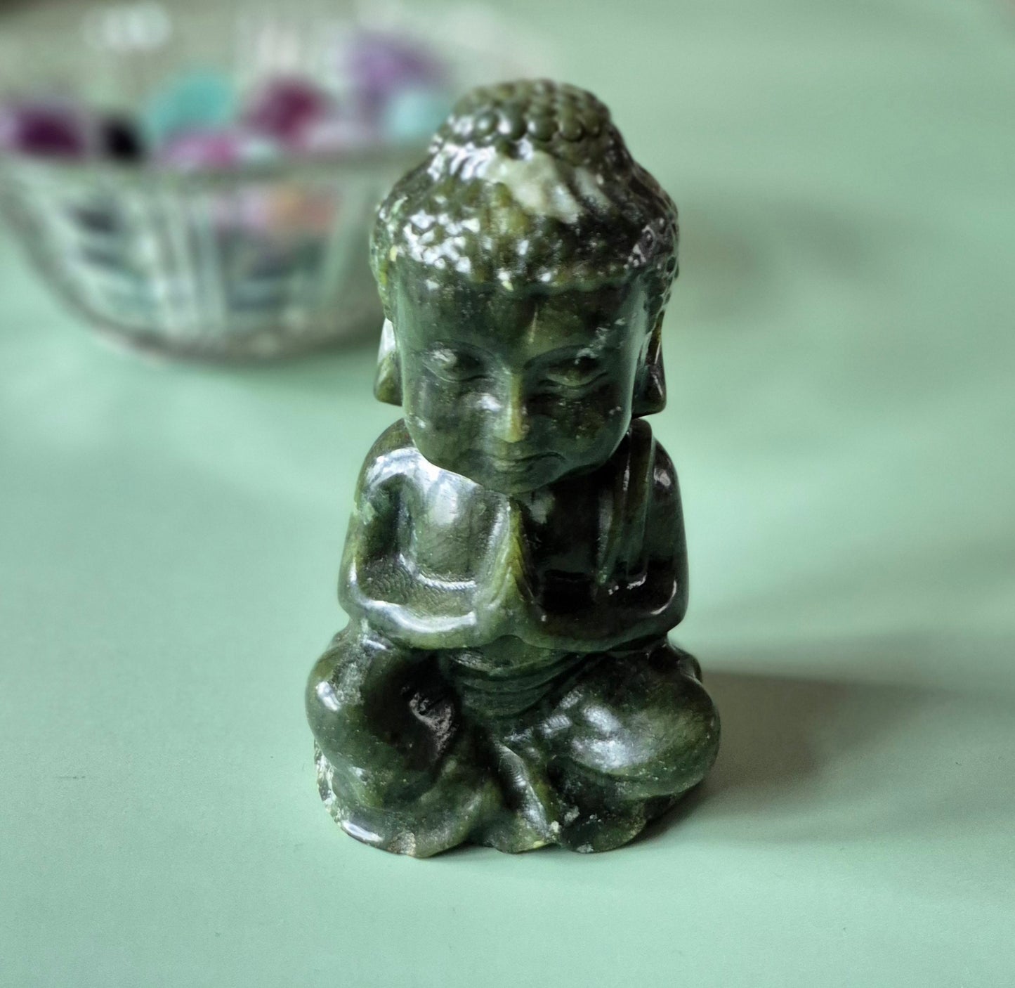 Nephrit-Jade-Buddha-Kristallschnitzerei 10cm