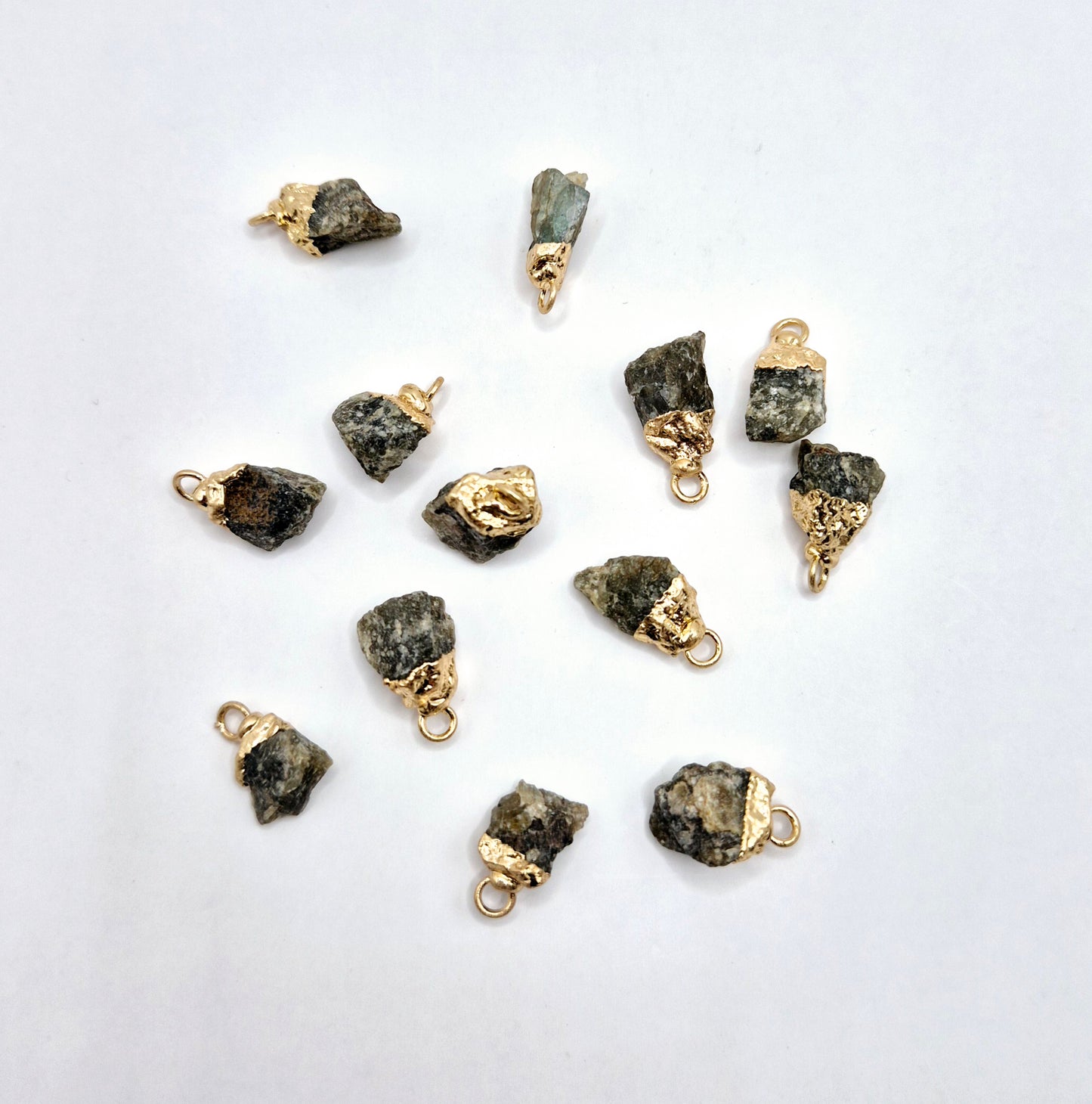 Starterpaket mit Halskette mit kleinem Rohedelsteinanhänger (1–1,5 cm) + kostenloses Display
