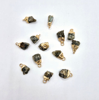 Starterpaket mit Halskette mit kleinem Rohedelsteinanhänger (1–1,5 cm) + kostenloses Display