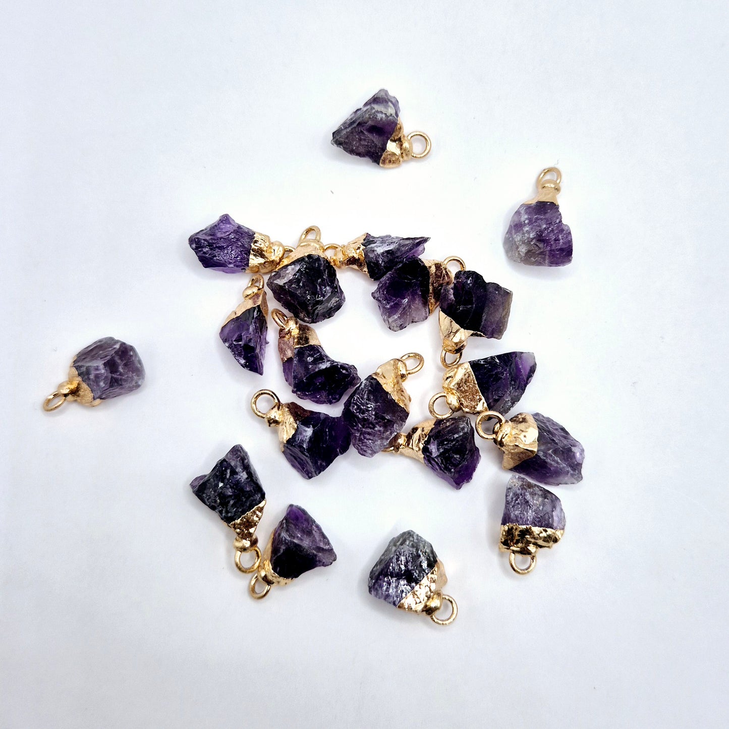 Starterpaket mit Halskette mit kleinem Rohedelsteinanhänger (1–1,5 cm) + kostenloses Display