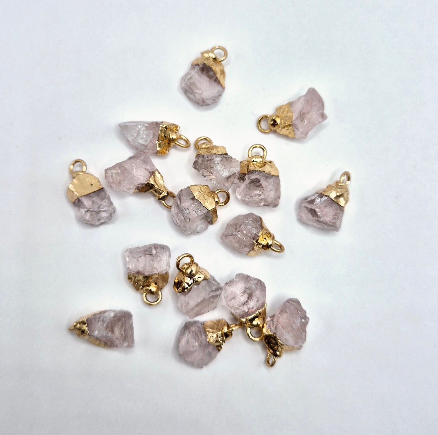 Starterpaket mit Halskette mit kleinem Rohedelsteinanhänger (1–1,5 cm) + kostenloses Display
