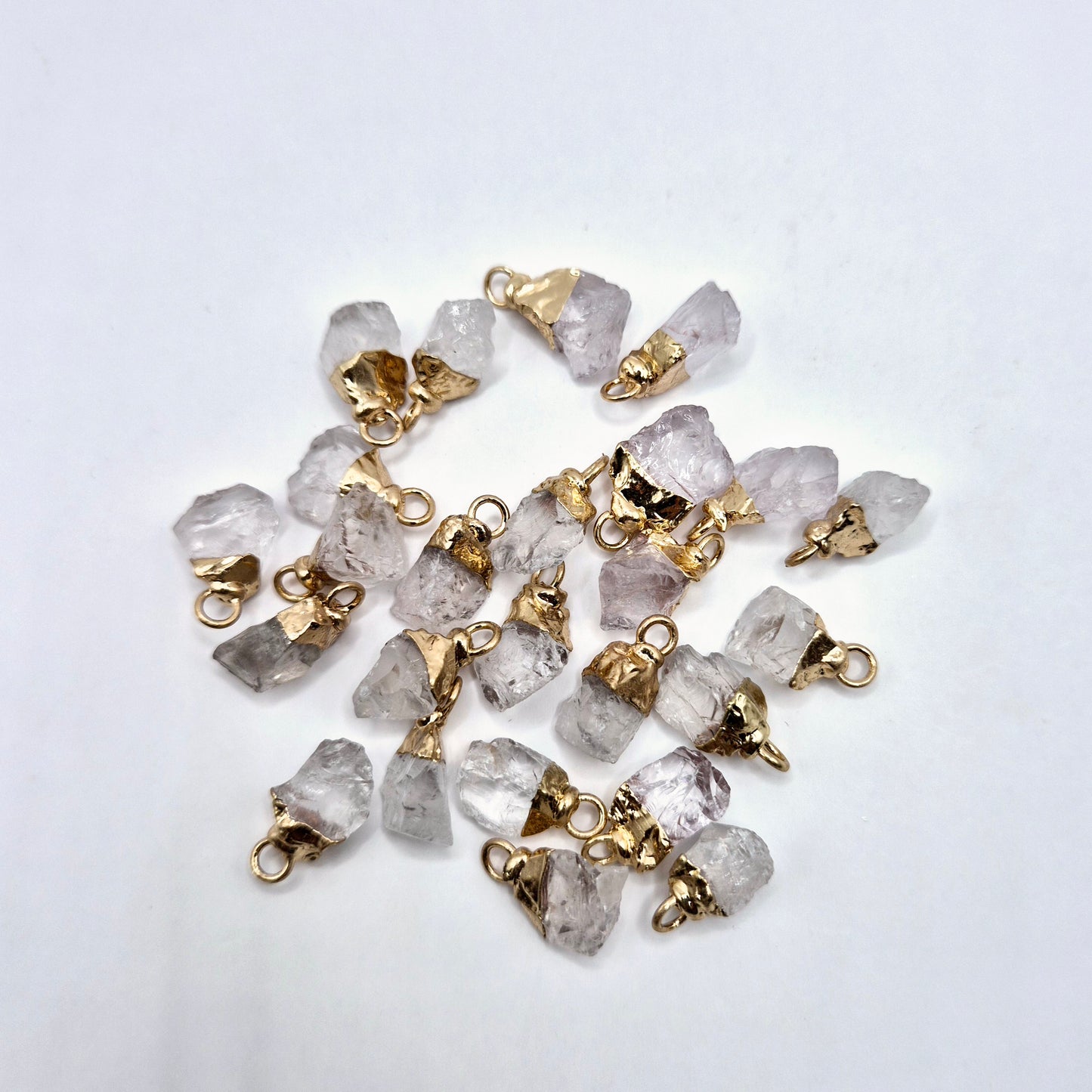 Starterpaket mit Halskette mit kleinem Rohedelsteinanhänger (1–1,5 cm) + kostenloses Display